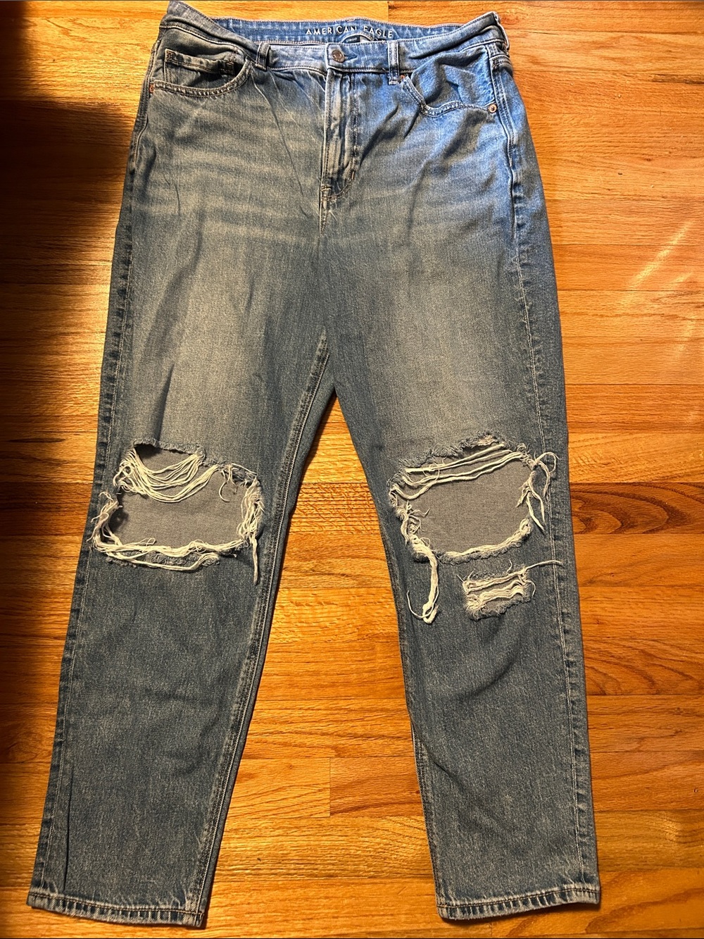 American Eagle Outfitters Women's Light Blue Distressed Knee-Rip Jeans